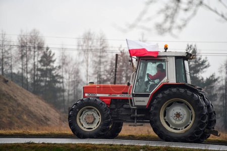 Téléchargez les photos : Europe, Pologne, 02.09.2024 Tracteurs sur route. Les agriculteurs polonais organisent une manifestation massive contre le gouvernement et l'UE. La manifestation perturbe la circulation des marchandises et des personnes en Europe. - en image libre de droit