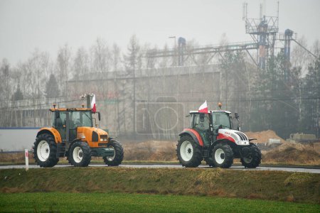 Téléchargez les photos : Europe, Pologne, 02.09.2024 Les agriculteurs polonais luttent pour leurs droits avec des tracteurs et des banderoles. Ils demandent davantage de subventions et d'allégements fiscaux pour leur secteur. La manifestation provoque le chaos sur les autoroutes. - en image libre de droit
