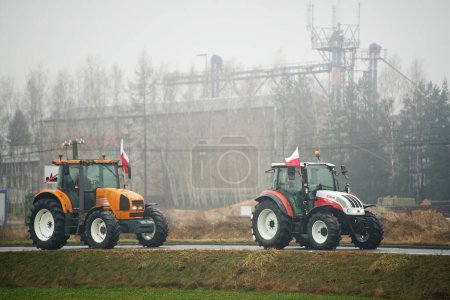 Téléchargez les photos : 02.09.2024 Pologne, Katowice, Les agriculteurs polonais utilisent leurs tracteurs pour bloquer les autoroutes et les frontières. Ils veulent plus de soutien et de protection pour leur industrie. La grève crée des embouteillages. - en image libre de droit