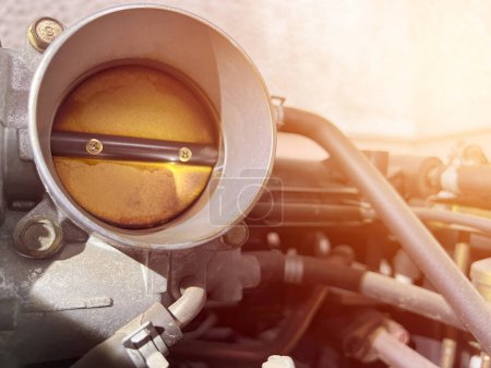 Cuerpo del acelerador electrónico cubierto con depósitos de carbono puede causar ralentí malo y MPG del coche o camión.