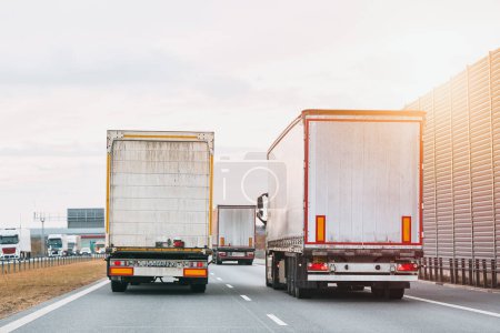 Sattelschlepper übernimmt Führung bei riskanter Autobahnüberführung Lastwagen kämpfen um Position und stellen eine Gefahr für andere Fahrer dar.