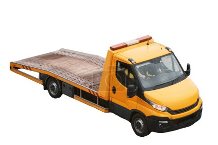 Vista frontal superior de una grúa naranja en una calle urbana que tiene una cama plana y un cabrestante. Un coche roto en una calle de la ciudad necesita ayuda de una grúa naranja.