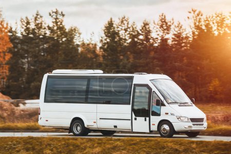 Un moderno y espacioso autobús blanco en la autopista listo para una experiencia de viaje cómoda y aventurera