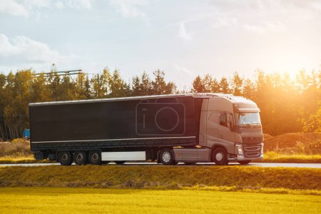 Professionelle Lastwagenfahrer liefern Ladung auf Autobahn aus