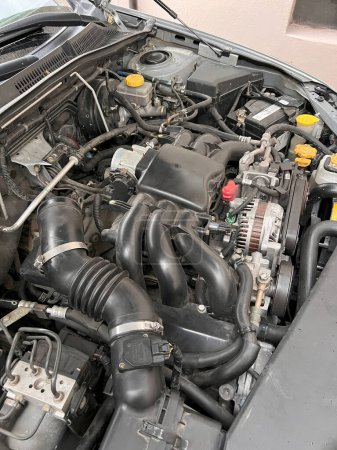 Service and repair of a 6-cylinder boxer engine in a car