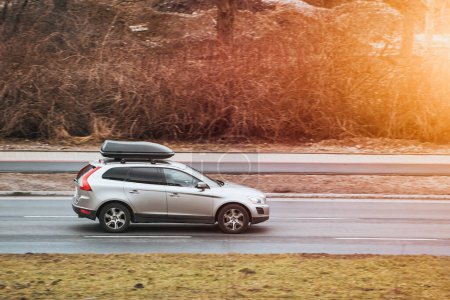 Road-Ready Comfort: Car Equipped with Roofbox for Extended Trips