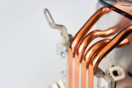 Las tuberías de cobre transportan el calor, previniendo la evaporación y el drenaje de energía