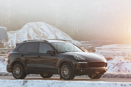 SUV de lujo conquista Snowy Road en Epic Adventure. Invierno rendimiento desatado