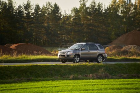Un SUV híbrido que combina potencia y elegancia para viajes familiares y trabajo de negocios aislado sobre un fondo natural.