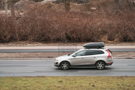 Familien-SUV mit Dachgepäckträger abenteuerbereit