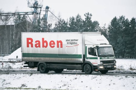 Téléchargez les photos : Europe, Pologne 05.04.2024 Livraison européenne sans soudure par le Groupe Raben en mouvement - en image libre de droit