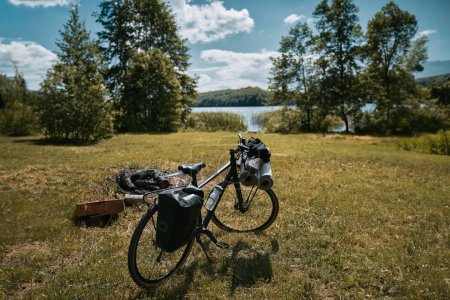 Flucht in die Wildnis: Fahrrad eingepackt für ein heiteres Outdoor-Reiseerlebnis