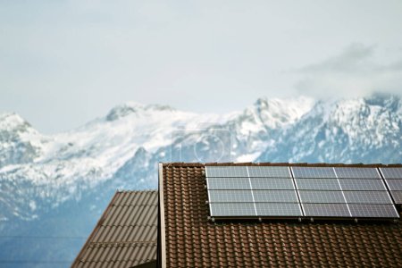 Foto de Vivir sostenible en los Alpes: Casa con energía solar y vistas a la montaña - Imagen libre de derechos