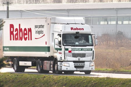 Téléchargez les photos : Raben Group Semi-Truck Trailer améliore son réseau d'approvisionnement mondial grâce à des transits routiers efficaces - Europe, Pologne 05.04.2024 - en image libre de droit