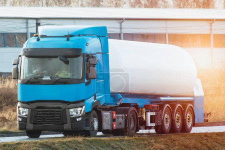 Autopista a la energía: el funcionamiento vital de un camión cisterna de combustible