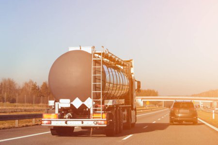 Camión cisterna de combustible en la carretera asegurando un suministro de energía constante en todas las regiones
