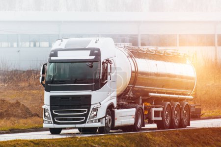 Transport und Logistik von Öl und Gas. Metall-Zisternen-Tanker mit petrochemischen Produkten.