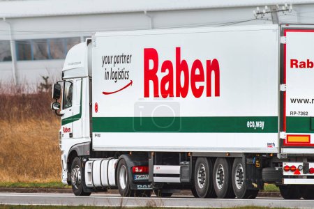 Téléchargez les photos : Raben Group Truck incarne l'esprit du transport maritime international - Europe, Pologne 05.04.2024 - en image libre de droit