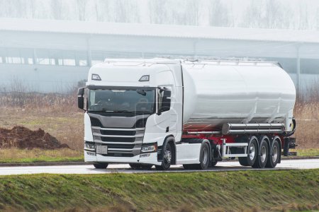 Autopista a la energía: el funcionamiento vital de un camión cisterna de combustible