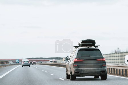 Familien-SUV mit Dachgepäckträger abenteuerbereit