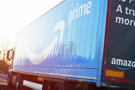 Foto de Vista lateral trasera del camión Amazon Prime. Envío prioritario para pedidos de compras en línea. 20.03.2024 Polonia, Europa. - Imagen libre de derechos