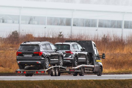 Abschleppwagen zieht Auto nach Autobahn-Panne