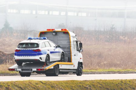 Kaputtes Polizeiauto auf Pritschenwagen transportiert