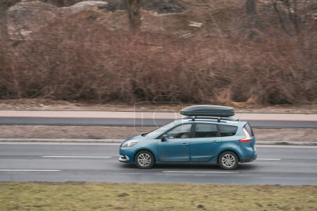 Fahrkomfort: Auto mit Dachbox für längere Ausflüge