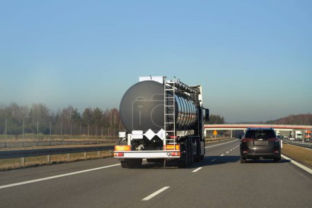Autoroute à l'énergie : la course vitale d'un camion-citerne de carburant