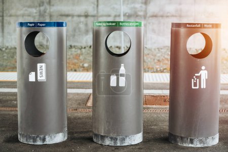 Recyclingbehälter stehen für Umweltschutz und Verantwortung