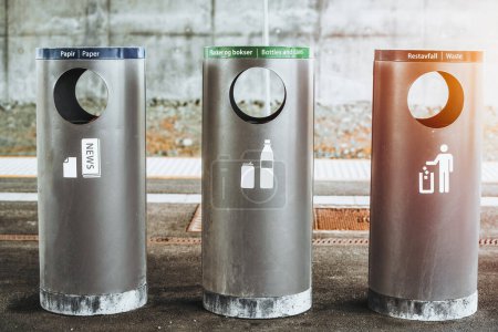 Separater Abfall für eine nachhaltige Zukunft mit Recyclingbehältern