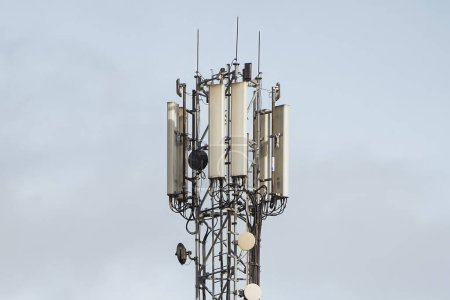 A Metal Structure Supporting Communication and Connectivity