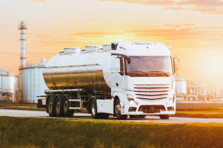 Énergie liquide : Camion-citerne transporte du carburant pour la chaîne d'approvisionnement industrielle