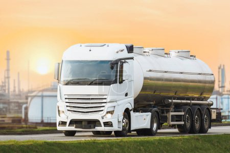 LKW mit Kraftstoff in der Anlage. Chemische Industrie, Tanklager und Tankwagen in Industrieanlagen
