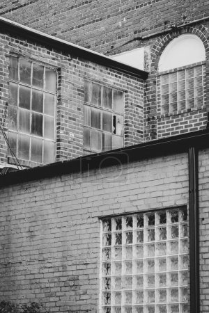 Téléchargez les photos : Murs et fenêtres en brique croisés provenant d'installations industrielles plus anciennes - en image libre de droit