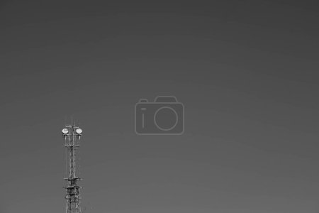 Téléchargez les photos : Tour utilitaire solitaire et ciel totalement clair en noir et blanc - en image libre de droit
