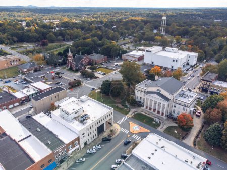 Téléchargez les photos : Lincoln County Courthouse à Lincolnton, Caroline du Nord à partir de drone - en image libre de droit