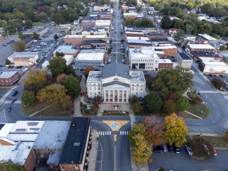 Téléchargez les photos : Lincoln County Courthouse à Lincolnton, Caroline du Nord à partir de drone - en image libre de droit