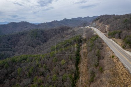 Hügel von North Carolina und Highway mit Stromleitungen in der Nebensaison