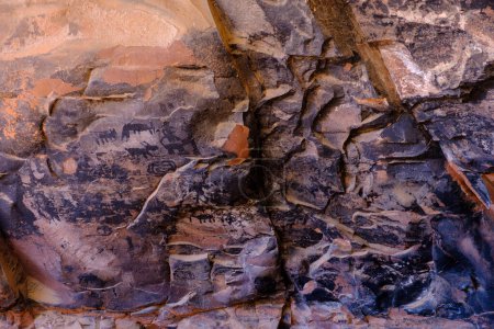 Pictogrammes sur les murs obscurcis par les feux de camp aux ruines de Palatki à Sedona, Arizona