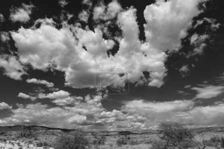 Paisaje nublado dramático sobre el Valle Verde en Arizona
