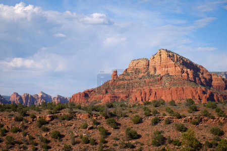 Cathedral Rock und hohe Wolken in Sedona, Arizona