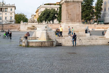Foto de Roma, Italia - 22 de octubre de 2022: Piazza del Popolo Piazza del Popolo. Un gruppo di turisti si fa un selfie. Arquitectura y lugares de interés de Roma. - Imagen libre de derechos