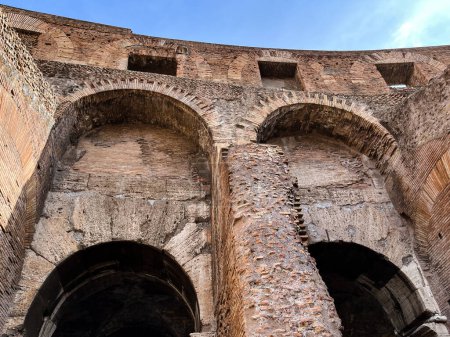 Téléchargez les photos : Rome, Italie - 24 octobre 2022 : Vue du Colisée à Rome et du soleil du matin, Italie, Europe. - en image libre de droit