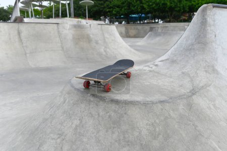Téléchargez les photos : Rampes de skate park au parc de loisirs. Parc de patinage libre. Pas de peuple. - en image libre de droit