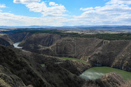 Téléchargez les photos : Réserve naturelle spéciale Uvac, vallée du canyon fluvial avec ses méandres en Serbie. Photo de haute qualité - en image libre de droit