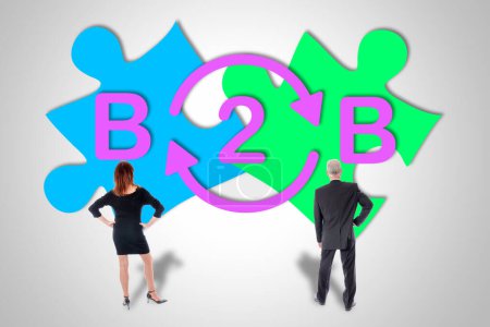 Téléchargez les photos : B2b concept dessiné sur un mur regardé par les gens d'affaires - en image libre de droit