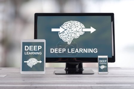Concepto de aprendizaje profundo mostrado en diferentes dispositivos de tecnología de la información