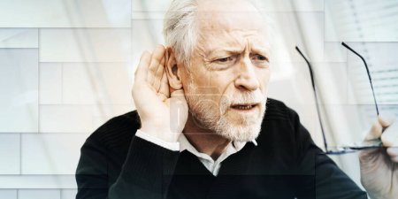 Téléchargez les photos : Portrait d'un homme âgé ayant des problèmes auditifs, motif géométrique - en image libre de droit