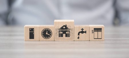Téléchargez les photos : Blocs en bois avec symbole de concept de maison intelligente - en image libre de droit